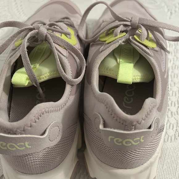 React Nike Woman Sneakers. - Picture 3 of 7